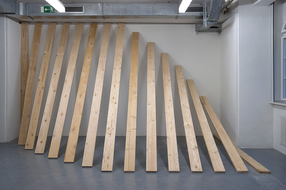 Hoch-Tief, 2010, Bretter, ca. 260 x 450 cm | High-Low, 2010, boards, about 260 x 450 cm